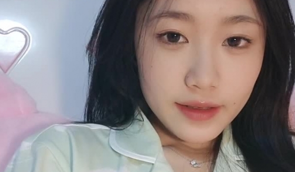 顶点--清纯校园女神，家中下海 ️，晚自习回来悄悄直播赚生活费，吃着零食和哥哥们卖萌，脱裤子揉逼
