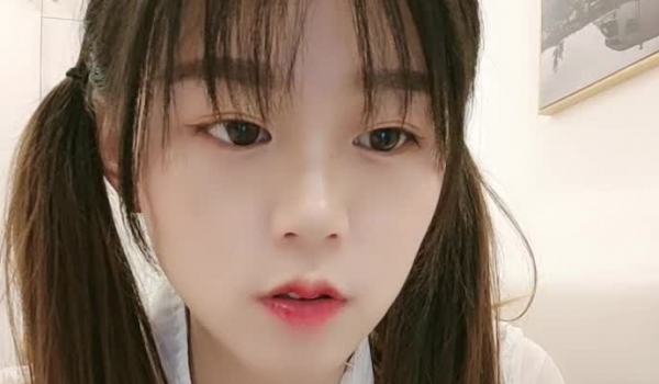 【清纯系天花板学生萌妹】放假和闺蜜赚钱大秀，双马尾一脸清纯，撩起短裙看穴，中指插入猛扣，年龄不大