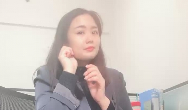 高端女白领你是真鸡巴骚，全程露脸办公桌前漏出骚奶子揉捏，逼逼里塞着跳蛋，跑到厕所掰着逼逼尿尿自慰