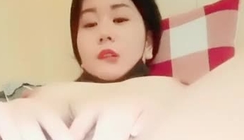 很是风骚的骚货少妇 床上跳蛋震动阴蒂 假JJ插逼自慰秀 骑乘 道具后入式插 特写BB 非常精彩