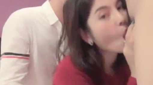 漂亮御姐美女主播叶子 收费啪啪大秀 勾搭2个男的口交自慰