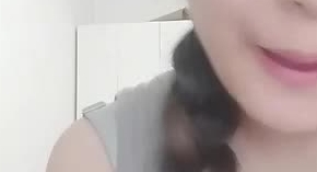【手机直播精品福利】翘臀御萝莉3，露脸超可爱，用假鸡巴展示口技乳交，插入骚逼淫水能拉丝，看她表情
