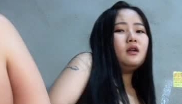 手机直播福利之谁家的十六首次漏全脸直播，婴儿肥脸蛋不错身材有点发胖，买个道具玩骚逼跟狼友互动
