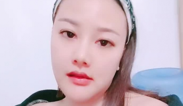 肥嘟嘟大奶小姐姐！外表文静大秀一波！肥唇骚穴紧致，用假屌磨蹭洞口，揉捏奶子翘起大肥臀