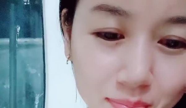 气质白领美少妇下了班一个在家自慰跳蛋自慰刺激，表情勾引狼友蹲下特写手指掰穴淫水流了一地