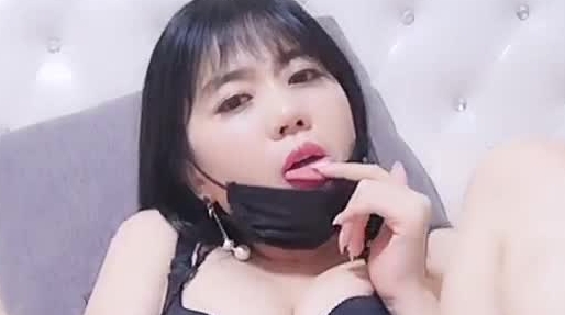 丰满又漂亮美女主播璃儿 一多大秀 穿着开裆情趣黑丝扣穴自慰很淫荡