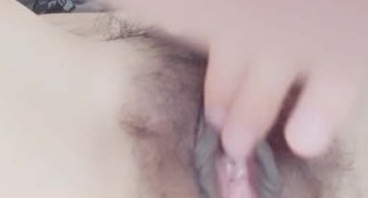 漂亮的戴着耳坠的美女主播直播大秀 手指抠穴大力自慰 很是淫荡