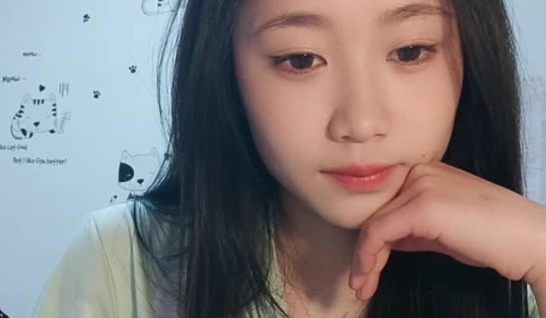 顶点--清纯校园女神，家中下海 ️，晚自习回来悄悄直播赚生活费，小淫穴摸摸就流汁水，掰穴诱惑狼友