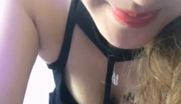 手机直播性感女主播短裙开裆黑丝沙发上自慰扣逼秀