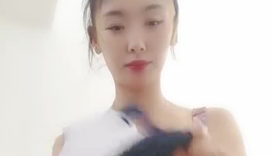 颜值不错的学妹趁宿舍美人换上制服骚给你看，开档黑丝全程露脸跳蛋自慰，淫声荡语听狼友指挥，精彩不要