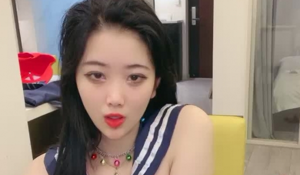 独乳风骚--诺宝宝 ️这乳舞颜值无人能及，露脸大秀，爱笑的女孩挣钱容易，肉棒自慰，呻吟娇喘无法抗