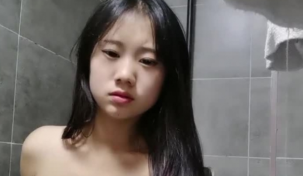 大眼萌妹子和小渣男男友无套啪啪直播做爱，花样繁多，屁股上大汗淋漓私处白浆很多