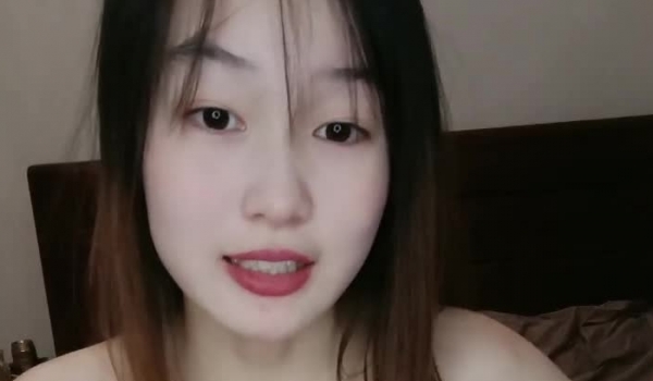 清纯小美女露脸黑丝诱惑跟小哥激情啪啪大秀直播，口交大鸡巴，乖巧听话的配合小哥多体位蹂躏抽插，无套