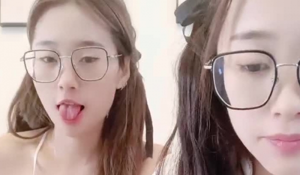 【双胞胎姐妹】极品颜值长相一模一样的双胞胎姐妹大秀 互相舔逼 下面一模一样