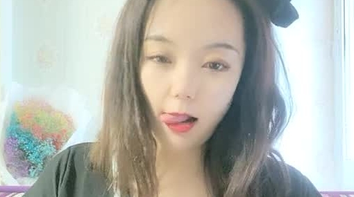 童颜巨乳骚贝贝露脸大秀一多，这大奶子非常诱人自己揉捏夹着道具乳交，自慰骚逼喷尿很足啊精彩不要错过