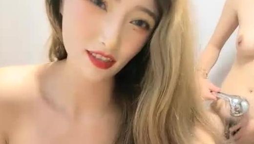 【人间水蜜桃】和颜值不错闺蜜一起洗澡，浴室大黑牛跳蛋坐椅子上震动自慰