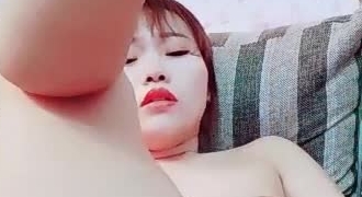 新人主播 白嫩妹子 大红唇子 床上假JJ插逼自慰大秀 假JJ骑乘 后入式插 跳蛋道具齐上 白浆流