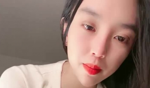 来自红十字的极品诱惑，颜值高身材好完美露脸大秀直播，跟狼友撩骚脱光撅着屁股掰开逼逼给狼友看道具抽