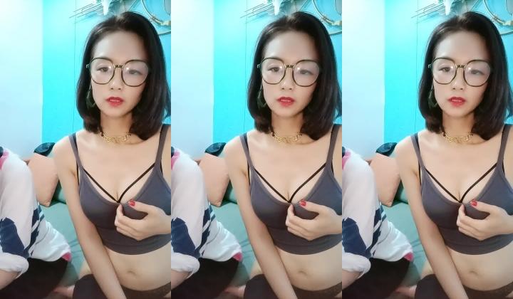 骚妈带着女儿一起直播大秀，露脸换上性感的黑丝漏奶情趣装刺激狼友，淫声荡语不断道具不停抽插骚穴好刺
