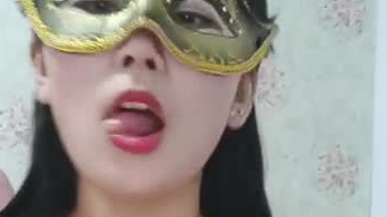 手机直播福利之蕾丝爆乳佳人，有露脸苗条身材特写骚逼，双指带套自慰诱惑呻吟，好想哥哥的大鸡巴第二弹