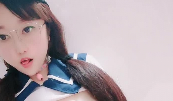 爸爸草我装纯的骚货全程露脸制服诱惑，无毛白虎逼激情大秀，陪狼友互动撩骚浪荡呻吟，揉奶玩逼精彩刺激