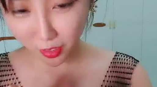 逼逼无毛丰满身材大红唇少妇道具自慰 情趣透视装跳蛋塞入震动高潮出水