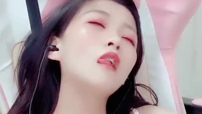 高颜值才艺女神美女主播收费直播秀 先搔首弄姿来段热舞 然后坐着插穴自慰