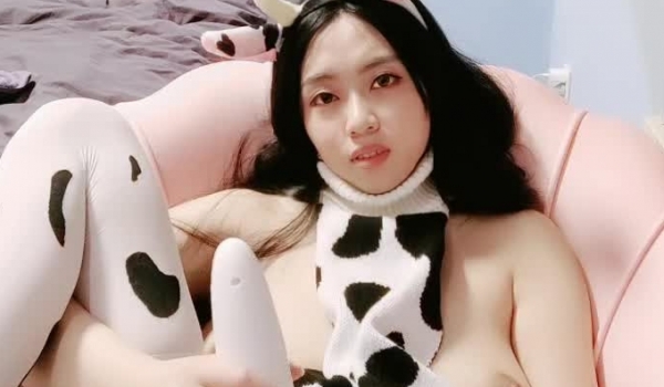 大奶子情趣装白丝斑点骚母狗全程露脸大秀，自己抓着奶吃好骚，AV棒自慰骚穴对着镜头呻吟，求主人调教