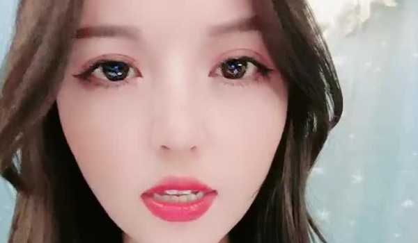 颜值网红女神露脸手持镜头跳蛋自慰，呻吟声骚的不行，看来是爽翻了