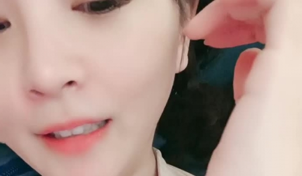 要爽还得靠闺蜜，姐妹露脸一起大秀直播，道具玩弄骚逼展示流出好多白浆，让闺蜜舔逼吃干净，淫声荡语好