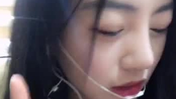 高颜值网红丝丝女神玩就玩刺激的网吧公厕内大秀，厕门挡板很低踮脚就能看到，胸上还绑着绳子，自慰到高