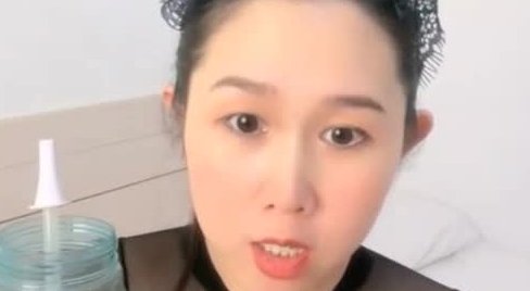 快手 最美宝妈梅卓 下海直播 被网友认出录播了 对比下是那么骚气 还上皮鞭黑丝了 够劲够劲霸