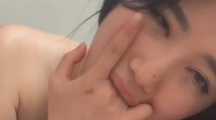 韩国N号房女神全裸大秀 扣B揉穴搓搓就喷水淫媚挑逗 酒瓶当玩具速插肏穴 抽出啵~一声小穴相当紧