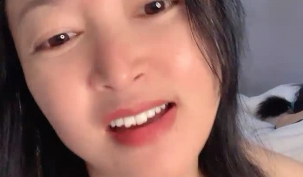 大奶骚妈带着女儿一起直播，全程露脸淫声荡当，撅着屁股用道具插菊花，吃奶玩逼自慰特写展示，听狼友指