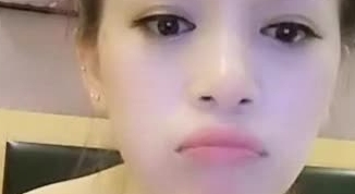 典型好白菜让猪拱颜值很高有点像陈乔恩的大奶美女主播大方露脸与猪男直播啪啪干完没满足自己又开始自慰
