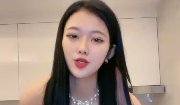独乳风骚--诺宝宝 ️被网友惹怒，东北娘们不好欺负呀，干架回去再表演，这乳舞颜值无人能及，自慰大