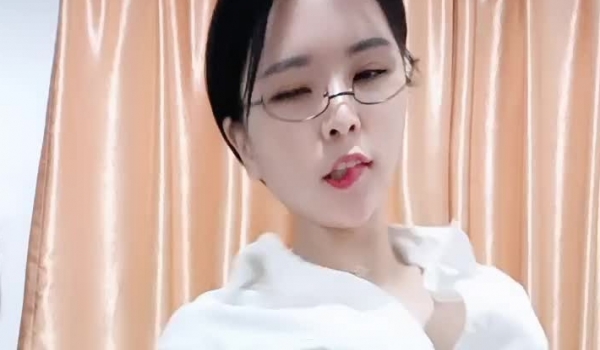 绝对极品眼镜御姐！OL装黑丝美腿！热舞诱惑极度风骚，搔首弄姿摆弄各种姿势，掰开骚逼浪叫