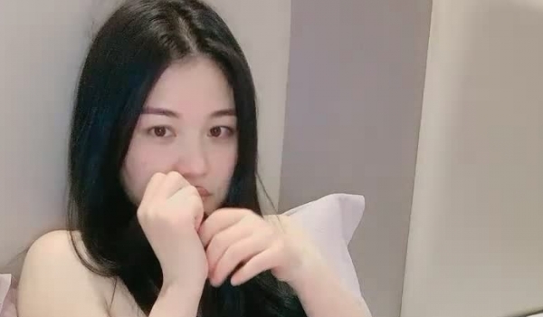 清纯文静妹子！新人下海炮友大秀！被舔嫩穴非常享受，抓着脑袋往里按，怼着骚穴猛操，搂着脖子娇喘