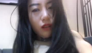 满足你变态欲望的人气网红陈丝丝全程露脸激情大秀，高跟皮鞭绳缚，骚逼特写喷尿深喉，舌头舔自己喷的尿