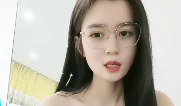 颜值不错的女白领深夜陪狼友发骚，全程露脸激情大秀，自己揉捏奶子自慰逼逼掰开骚穴撅着屁股给狼友看好