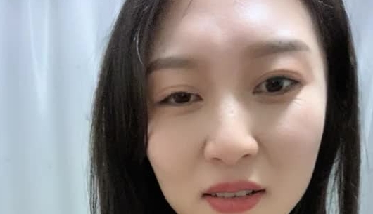 敞亮的东北孕妇，全程露脸黑丝情趣大秀直播，跟老公撩骚，掰开骚穴给狼友看骚逼特写，大奶子现在就有奶