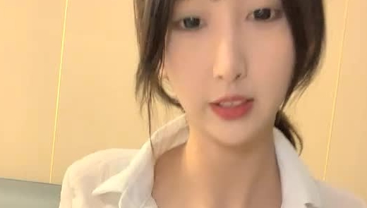 百变小仙女又出新花样，【泡泡咕】，超嗲娃娃音，又细又直的大长腿，粉嫩紧致的小骚逼，日入过万赚爽了