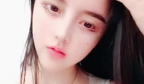 卡哇伊超嫩姐妹花双女大秀，白皙奶子诱惑露奶装，翘起屁股假屌抽插粉穴，抹上乳液拉珠插菊花，炮友深喉