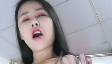 非常骚的小少妇全程露脸大秀直播，声音骚浪玩的开，自己扯奶头道具各种姿势插逼好深好爽，淫水呻吟不断