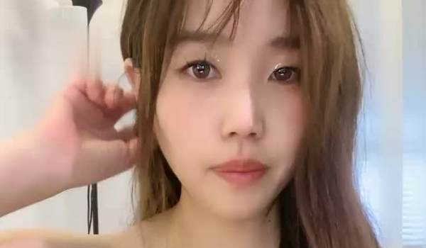 风骚的学姐下海直播赚外快，全程露脸奶子上还有纹身呢，舔弄假鸡巴好骚，掰开逼逼看特写，又嫩又紧不要