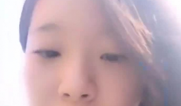 【真实露出自慰】反差少女塞遥控跳蛋骑车逛商场，换衣间试内衣，跳蛋狂震流白浆，太刺激了！