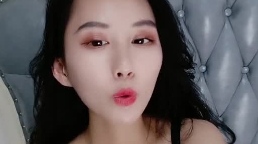️奶昔名模辣辣 ️：我要把这边阴毛拔秃，啊啊好疼，170、体重八十来斤，耐看型的少妇，大秀甩奶，
