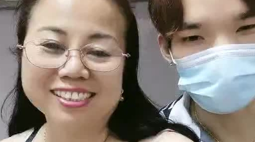 大屁股熟女骚妈跟小鲜肉儿子激情啪啪大秀，激情抠逼爆力草穴，年轻就是好各种姿势抽插，给骚妈干懵逼了
