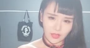 很是风骚性感美女主播1218自慰大秀 母狗绑胸 在门前走廊学母狗爬