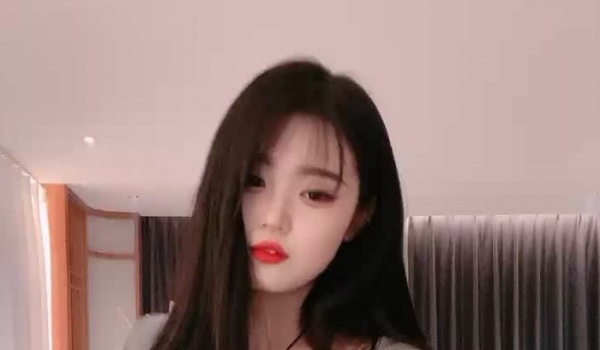 夜店气氛组渣女小可爱露脸激情大秀，深夜陪狼友发骚，诱惑舞蹈听狼友指挥展示性感骚穴，水多粉嫩人美又